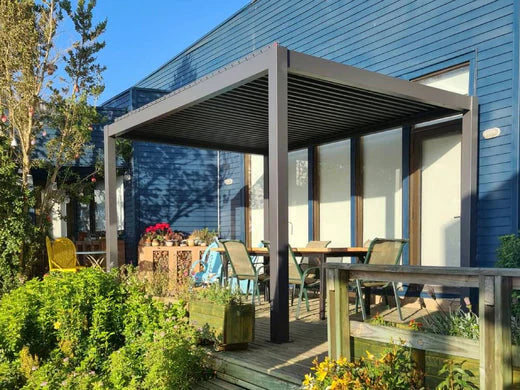 Alu-Pergola als Vordach im Garten oder auf der Terrasse